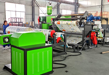 آلة الترقق بالبثق